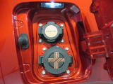 充電ポ-トは運転席後方にあります。普通充電と急速充電があります。