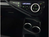 お車のキーはスマートキーです。キーを身につけた状態で車に近づき、ドアロックの解錠や施錠操作が出来ます。雨の日など両手がふさがっている時など、とっても便利ですね。