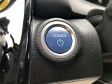 エンジンスタートボタンです。キーが車内にあれば、エンジンの始動・停止はブレーキを踏んでスイッチを押すだけ!キーを取り出す手間を省き、ワンプッシュでエンジンを操作するので簡単でスムーズです。