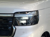 【LEDヘッドライト】悪天候や夜間走行時も良好な視界を確保し安心して運転できる高輝度LEDヘッドライトを装備!点灯速度が早く、消費電力も抑えられています。