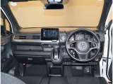デザインもよく、居心地のよい運転席ですね。分かりやすいスイッチ類ですから操作もしやすく運転をサポートします。ぜひご来店いただき、実際にお座りいただいてステアリングを握ってみてください!