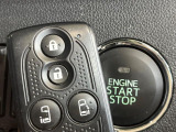 【キーフリーシステム】カバンやポケットに入れたままでもドアの施錠・解錠が可能なスマートキーを装備。エンジンのオン・オフ時もカギを取り出す必要が無いからとっても便利です♪