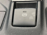 【電動パーキングブレーキ】パーキングブレーキは便利な電動式!ボタン一つで操作でき、アクセルを踏めば自動で解除されます♪レバーやペダルが無いので運転席廻りもすっきりしますね♪