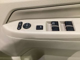 ハンドルの右側に電動格納付きパワーミラーの操作スイッチがついています。左右のサイドミラーの角度調節も微調整ができて便利です。パワーウインドウは運転席でドア4枚とも上下の操作ができるようになっています。