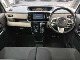 広々とした運転席周り!収納や物を置く場所もあり快適に過ごせる空間です!