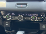 オートエアコンは運転席側と助手席側でそれぞれ自由に温度設定ができます。冬でも快適にドライブできるシートヒーター付きです。
