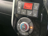 【オートエアコン】一度お好みの温度に設定すれば、車内の温度を検知し風量や温度を自動で調整。暑い&hellip;寒い&hellip;と何度もスイッチ操作をする必要はありません。快適な車内空間には必須の機能ですね♪