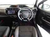 革巻きステアリングで快適な操作性の運転席です。