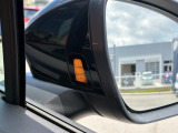 後側方の車両を検知し、ドライバーへ注意を促すレーンチェンジアシスト。