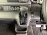 足元スッキリ、インパネシフトです。パーキングブレーキは電子制御パーキングブレーキタイプなので、運転席と助手席の間がスッキリしています。