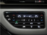 フルオートエアコン搭載。好みの温度に設定するだけで、風向や風量を自動でコントロール!いつでも快適な車内環境に。
