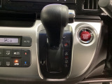 CVT車のセレクトレバーです。低速から高速まで、変速ショックのないスムーズな走りを実現するとともに、エンジン効率のよい領域を維持することで燃費にも貢献します。