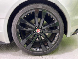オプションの20インチ6スプリットスポークホイール!目を惹くデザインで車体との相性も良く必見の装備です。ホイールの中に見えるレッドブレーキキャリパーがスポーティなF-TYPEの魅力を際立たせます!