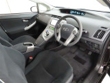 シンプルで使いやすいデザインの運転席です。