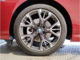 【BMWアロイホイル】軽量かつ強度に拘ったアロイホイル。走行性能ポテンシャルを引き出す設計。車の足元を引き締めてくれる大きなポイントはアロイホイルです。
