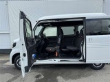 助手席側ドアと左側スライドドアの間に柱のない車体構造となっており、広々使えて便利です!