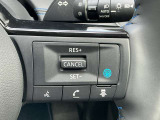 プロパイロット【同一車線運転支援技術】搭載。高速道路でドライバーに代わってアクセル、ブレーキ、ステアリングを自動制御します。