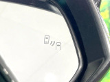 【ブラインドスポットモニター】走行中、ドアミラーの死角になりやすい箇所に後続車が接近するとサイドミラーのレンズに警告を表示!ドライバーに注意喚起をしてくれます。
