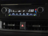 車内を快適に、オートエアコンを装備しています。