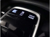 スマートキー付きです。スマートキーとは鍵を車に差し込まなくても、ドアノブを触ったりするだけで、ドアロックを解錠できます。これが凄く便利なんですよ。