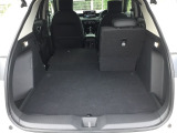 後席は分割可倒式で、用途に合わせてアレンジ可能。荷物の量や乗車人数に応じて柔軟に使える便利なシートです。