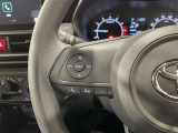 ステアリングスイッチ付きで、運転中に視線を前に向けたまま操作できます。