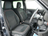 運転席のスペースはゆったりしていて、視界も広く確保されているので普段の運転からロングドライブまで快適です。