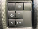 【スマートアシスト】走行中に前方の車両等を認識し、衝突しそうな時は警報とブレーキで衝突回避と被害軽減をアシスト。より安全にドライブをお楽しみいただけます。
