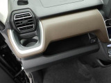 カップホルダーは運転席や助手席からちょうど手の届く位置です!!
