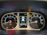 様々な車両情報を表示できるTFTマルチインフォメーションディスプレイを中央に配した視認性の高い大型2眼メーターです