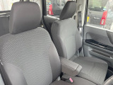運転席まわりには十分なスペースがあり、大柄な方でもゆったり運転していただける環境です。
