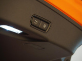 電動テールゲートはボタン1つで楽々に開閉が可能です。