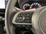 ステアリングスイッチ付きで、運転中に視線を前に向けたまま操作できます。
