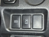 パワースライドドアの開閉スイッチです!運転席に座ったままでも操作することもできるので便利です♪