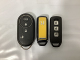 スマートキー付きですからドアロックの開閉およびエンジンスタートが楽々です。電動スライドドアの開け閉めもボタンで操作できます。加えて、純正リモコンエンジンスターター用の操作キーもついています。