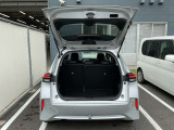 バックドアは大きく開きます。定員乗車時でも十分広いラゲッジスペースを確保しています
