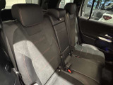 メルセデスのシートは少し硬めになっております。長時間の運転の際、適度な反発があることでお尻や腰の負担を減らす効果が御座います。
