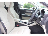 運転席にはパワーシートが付いており、細かいポジショニングやメモリーが可能です。体型を問わず、ドライビングポジションを設定することが可能です。