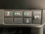 衝突の危険がある時に警告してくれる衝突軽減ブレーキ。車線を外れそうな時に警告し、ステアリング制御してくれる路外逸脱制御機能搭載!