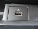 運転席そばにUSBソケットがあります♪♪ここでスマホの充電できちゃいます♪♪