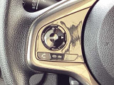 ステアリングにハンズフリー通話スイッチを装備。運転中でも手を離さずに通話操作ができるため、家族との連絡や急な電話にも安心して対応できます。