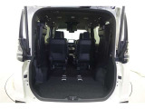 3列目シートは跳ね上げ式で折りたたみが可能です。たためば荷物もしっかり積める!キャンプ用品なども、気兼ねなく積めそうです。旅行にも強い味方ですね。