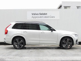 ボルボのフラッグシップモデルでありながら、7人乗りのSUVとしてファミリーからの人気も高いXC90です 新型では前輪の位置を前に伸ばし、安定感のあるどっしりとしたフォルムを得ました