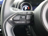 <ステアリングスイッチ>ハンドルの左側のスイッチは携帯電話のBluetoothとペアリング設定をしておけばハンズフリー通話ができるスイッチ&オーディオの切り替え・選局・音量調整の操作ができます。