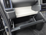 バックの苦手な初心者や女性にうれしいバックモニター 運転席の死角になる真後ろが確認できます。 (^^♪