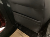 【シートバックポケット】すぐ手に取りたいアイテムをスマートにしまっておけます。限られた空間を有効に活用でき、長距離のドライブでも車内を清潔感のある落ち着いた状態に保ってくれる実用的な機能です。
