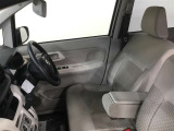 高いホールド性で運転姿勢が安定します。長距離ドライブでも疲れにくいのが魅力です。快適なドライビングライフをお送りください♪