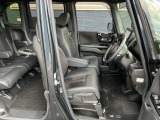 フロントシートです!!ベンチシートなので座席の移動もスムーズに出来ます!!足元も広く運転も楽ですよ!!