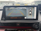 車両を上から見下ろした視点で駐車をサポートする「パノラミックビューモニター(全周囲カメラ)」搭載。フロント・サイド・リアの4カメラ映像を合成し、狭い駐車場でも安心です。