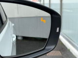 後側方の車両を検知し、ドライバーへ注意を促すレーンチェンジアシストを装備。